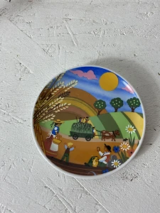 Mały porcelanowy talerzyk z motywem wiejskim