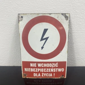 Tabliczka emaliowana „ nie wchodzić niebezpieczeństwo dla życia ”