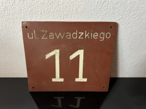 Bakelitowa tabliczka „Zawadzkiego 11” 