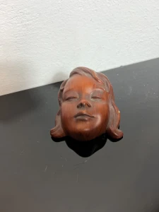 Ceramiczna twarz dziewczynki 