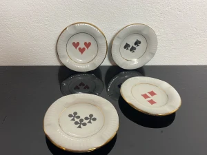 Porcelanowe popielnice z motywem karcianym 