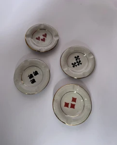 Porcelanowe popielniczki karciane 