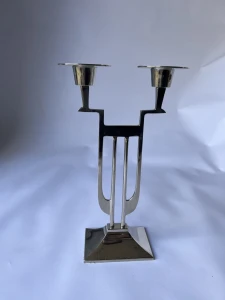 Metalowy świecznik w stylu art deco