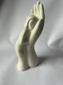 ceramiczna-rzezba-dziecka-na-dloni1