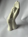 Ceramiczna rzeźba dziecka na dłoni 