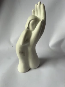 Ceramiczna rzeźba dziecka na dłoni 