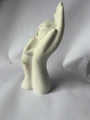 ceramiczna-rzezba-dziecka-na-dloni2