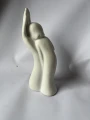 ceramiczna-rzezba-dziecka-na-dloni3