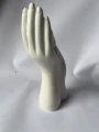 ceramiczna-rzezba-dziecka-na-dloni4