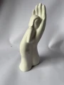 ceramiczna-rzezba-dziecka-na-dloni5