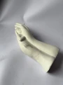 ceramiczna-rzezba-dziecka-na-dloni6