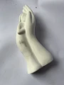 ceramiczna-rzezba-dziecka-na-dloni7