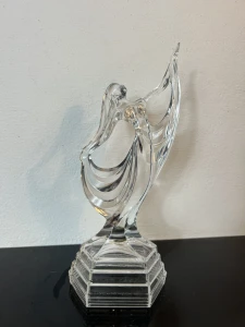 Szklana figura kobiety 
