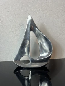Metalowa figurka żaglówki