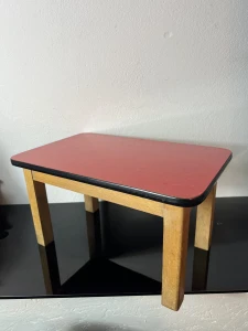 Kwietnik z czerwonym blatem