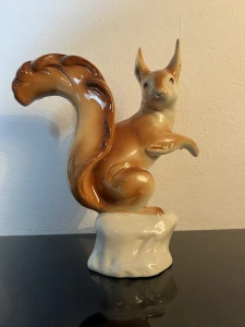 Porcelanowa figurka wiewiórki - Royal Dux